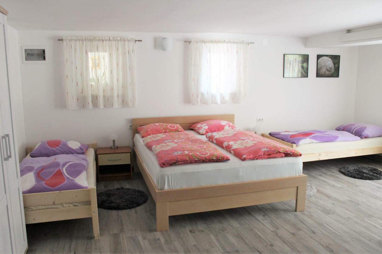Rooms Jurca โพสโตยนา ภายนอก รูปภาพ