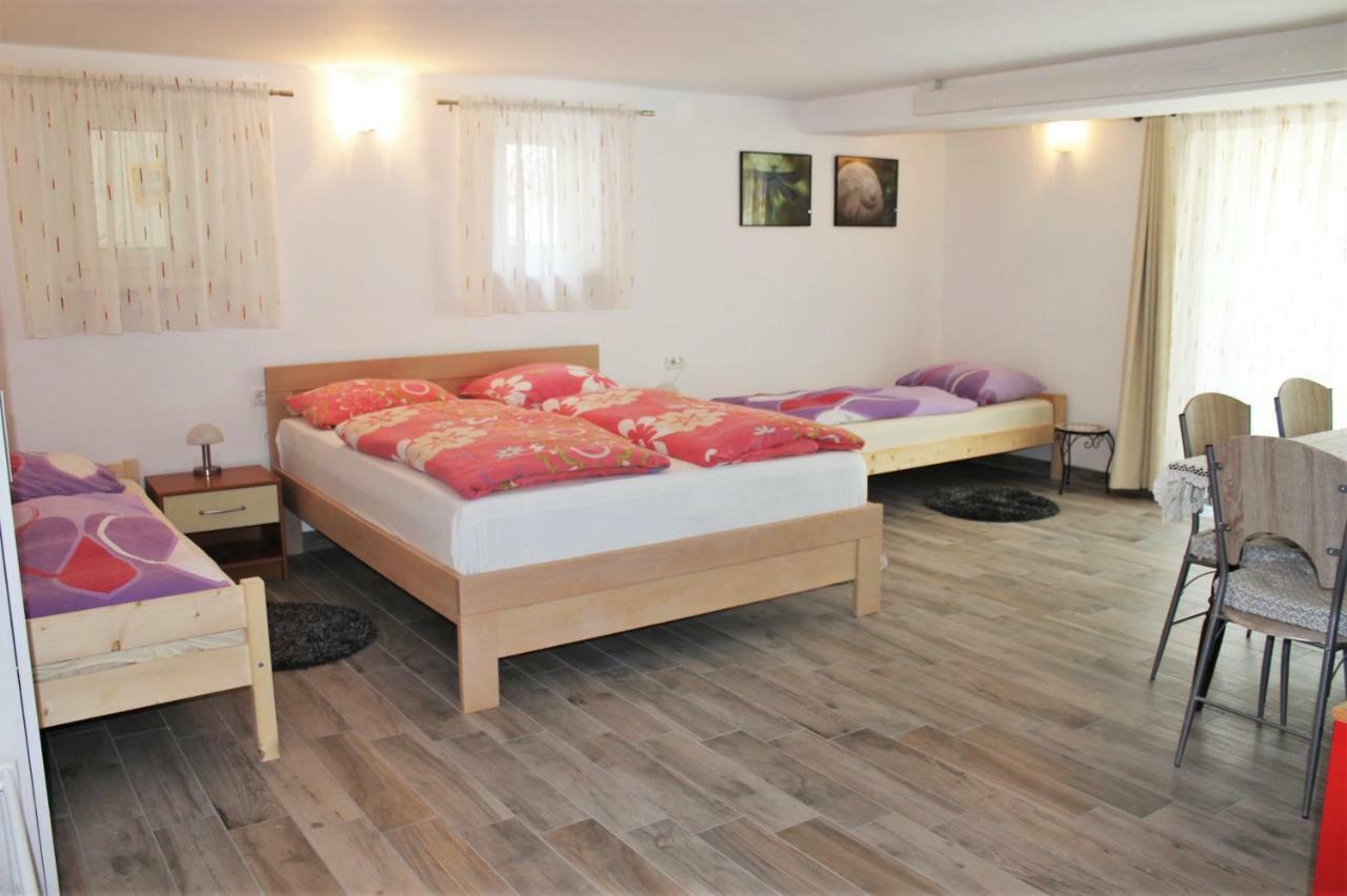 Rooms Jurca โพสโตยนา ภายนอก รูปภาพ