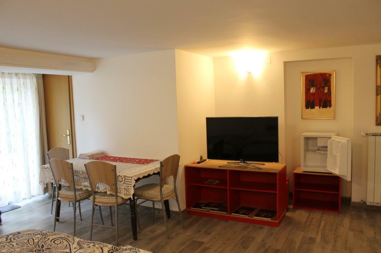 Rooms Jurca โพสโตยนา ภายนอก รูปภาพ