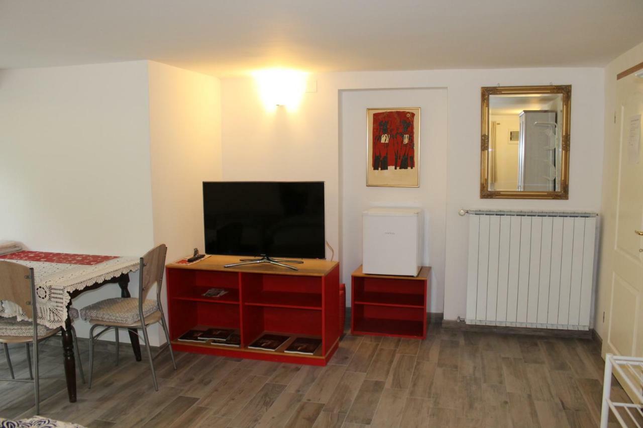 Rooms Jurca โพสโตยนา ภายนอก รูปภาพ