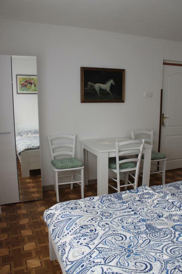 Rooms Jurca โพสโตยนา ภายนอก รูปภาพ