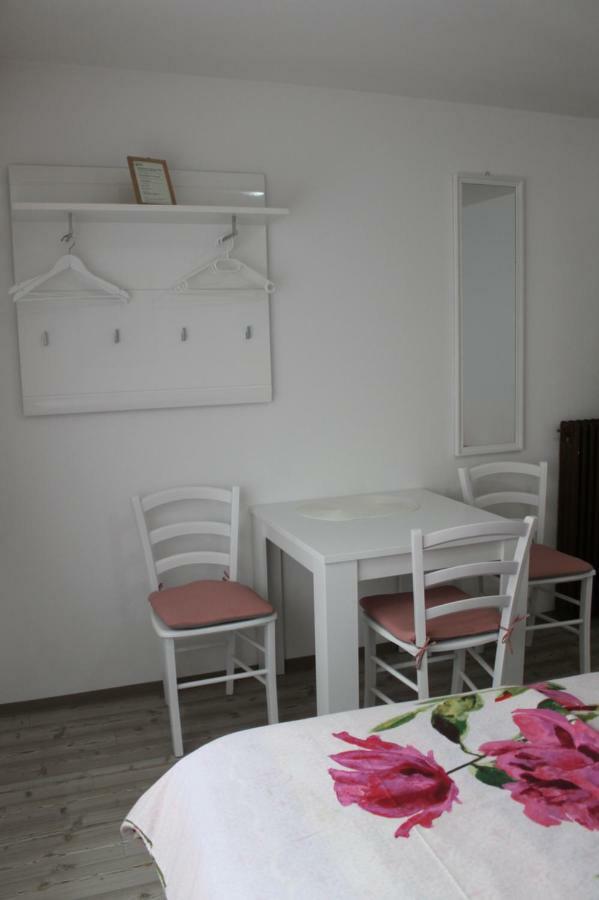 Rooms Jurca โพสโตยนา ภายนอก รูปภาพ